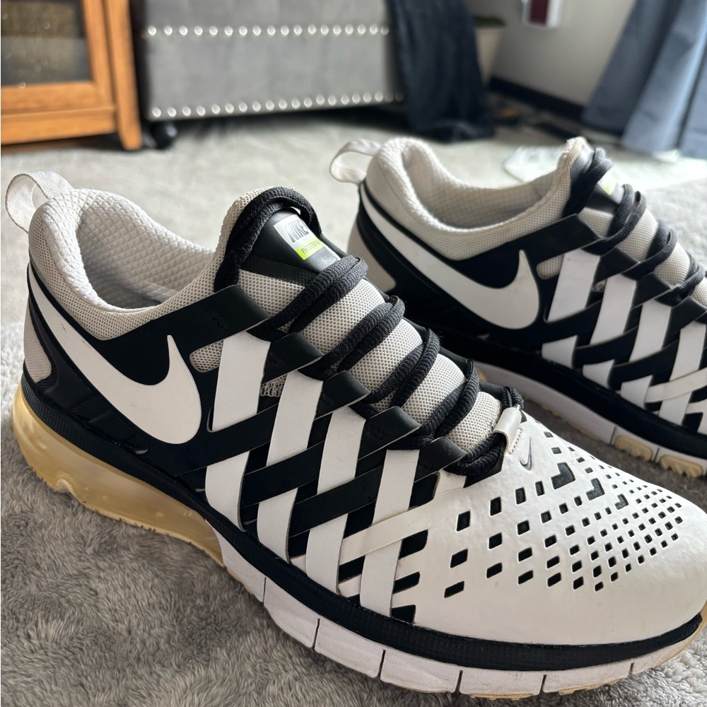 Nike Fingertrap Max sneakers. Black and White. Size 10 Men’s